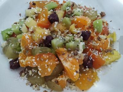 Delikatesinis salotas su egzotiniais vaisiais ir grietinės padažu pagrindine nuotrauka