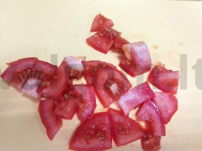 Salotas su sausainiais, pomidoru ir riešutais Žingsnis 1