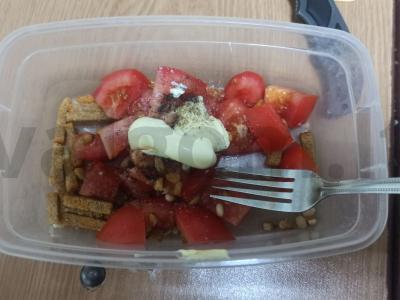 Salotas su sausainiais, pomidoru ir riešutais Žingsnis 3