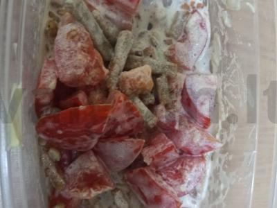 Salotas su sausainiais, pomidoru ir riešutais pagrindine nuotrauka