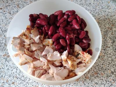 Pupelių, kiaušinio ir rūkytos vištienos salotas Žingsnis 3