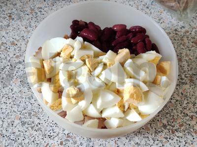 Pupelių, kiaušinio ir rūkytos vištienos salotas Žingsnis 4