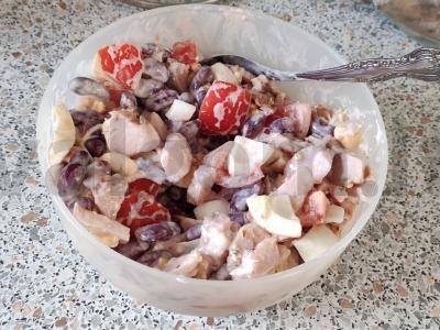 Pupelių, kiaušinio ir rūkytos vištienos salotas pagrindine nuotrauka