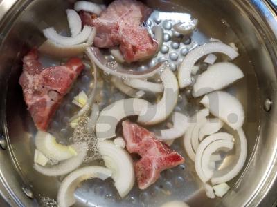 Troškinta kopūstai su svogūnais ir kiaulienos kaulais Žingsnis 1