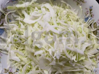 Troškinta kopūstai su svogūnais ir kiaulienos kaulais Žingsnis 2