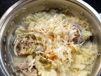 Troškinta kopūstai su svogūnais ir kiaulienos kaulais Žingsnis 4