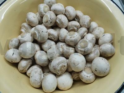 Marinuoti pievagrybiai su prieskoniais Žingsnis 1