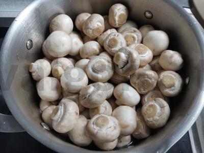 Marinuoti pievagrybiai su prieskoniais Žingsnis 2