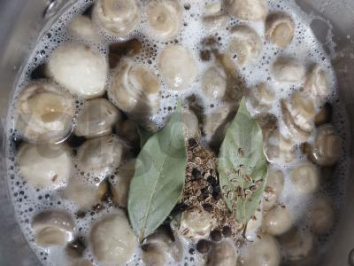 Marinuoti pievagrybiai su prieskoniais Žingsnis 4