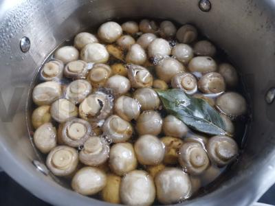 Marinuoti pievagrybiai su prieskoniais Žingsnis 5