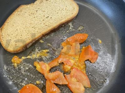 Brusketa su kiaušiniu ir pomidorais Žingsnis 1