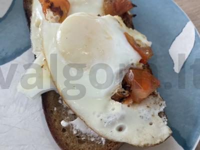 Brusketa su kiaušiniu ir pomidorais pagrindine nuotrauka