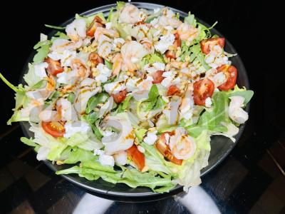 Salotos su krevetėmis ir feta sūriu pagrindine nuotrauka