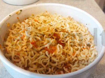 Nudelių patiekalas su lečo ir majonezu pagrindine nuotrauka