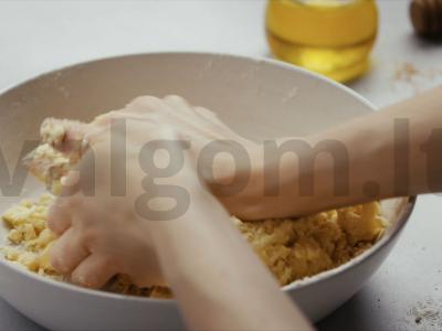 Pyragas su įvairiais riešutais ir karamele Žingsnis 2