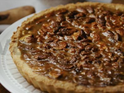 Pyragas su įvairiais riešutais ir karamele pagrindine nuotrauka