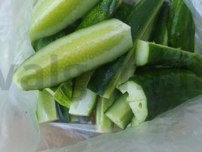 Marinuoti agurkai su prieskoniais pagrindine nuotrauka