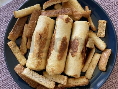 Duonos vamzdeliai su sūriu ir dešra pagrindine nuotrauka