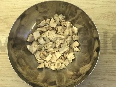 Salotas „Mėgstamiausias“ su vištienos krūtinėle ir ananasais Žingsnis 1