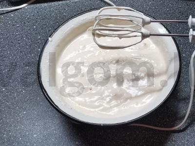 Pyragas su šviežiais abrikosais Žingsnis 1