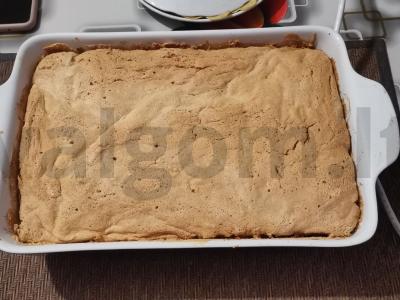 Pyragas su šviežiais abrikosais pagrindine nuotrauka