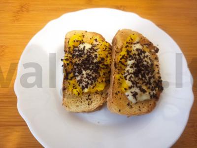 Tostai su persikų džemu ir saldžiuoju pienu pagrindine nuotrauka