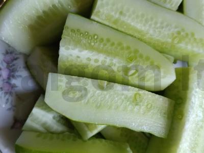 Sūdyti agurkai su česnaku maišelyje Žingsnis 1