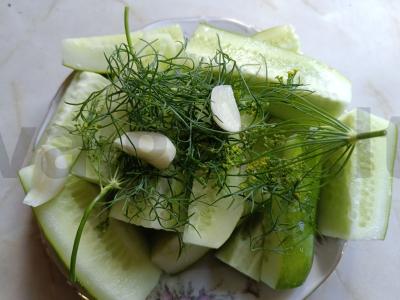 Sūdyti agurkai su česnaku maišelyje Žingsnis 2