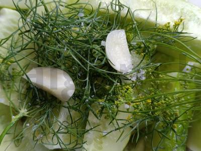 Sūdyti agurkai su česnaku maišelyje Žingsnis 3