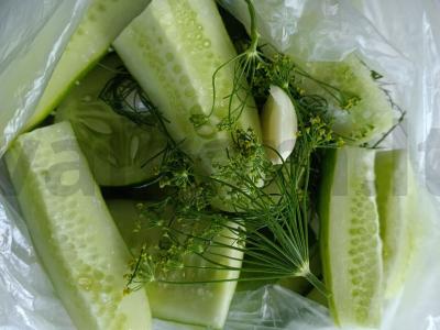 Sūdyti agurkai su česnaku maišelyje pagrindine nuotrauka