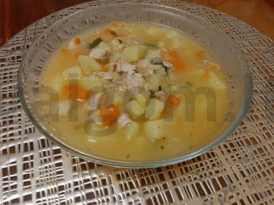 Lengvas sultinys su bulvėmis ir kalakutiena pagrindine nuotrauka