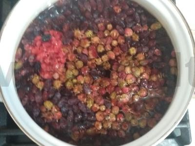 Vitaminų kompotas iš šilauogės, aviečių ir braškių Žingsnis 1