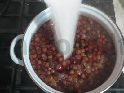 Vitaminų kompotas iš šilauogės, aviečių ir braškių Žingsnis 2