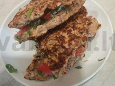 Avižų ir pupelių paplotėlis su pomidorų ir sūrio įdaru pagrindine nuotrauka