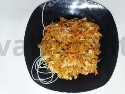 Salotos su salierais ir vištiena pagrindine nuotrauka