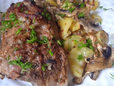 Kiaulienos šonkauliukai marinate iš pomidorų padažo su karčiu, kepti su bulvėmis ir pievagrybiais pagrindine nuotrauka