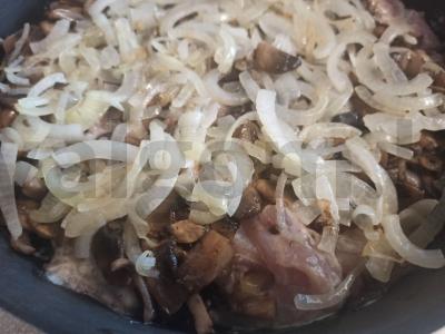 Vištiena su grybais ir svogūnais po sūrio plutele Žingsnis 1