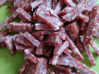 Salotas „Geologinis“ su rūkytomis dešromis ir raudonaisiais pupelėmis Žingsnis 1