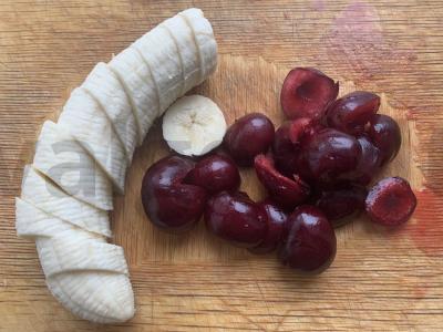 Bananų ir vyšnių desertas Žingsnis 1