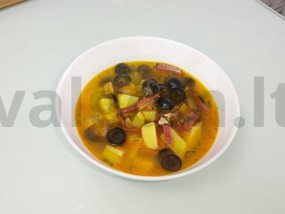 Mišri sriuba su vištiena, dešra, kumpiu ir daržovėmis pagrindine nuotrauka