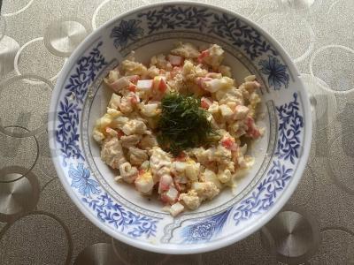 Salotas „Greta“ su krabų mėsa ir kalakutiena pagrindine nuotrauka