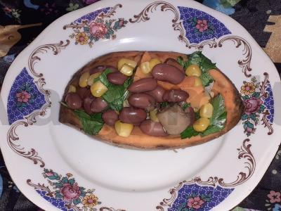 Saldus bulvės, įdarytos pupelėmis ir kukurūzais pagrindine nuotrauka