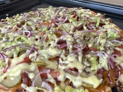 Pica „Labas rytas“ su dešra ir raudonuoju svogūnu pagrindine nuotrauka