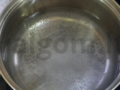 Makaronai su svogūnais, pomidorais ir sūriu pietums Žingsnis 1