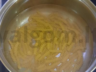 Makaronai su svogūnais, pomidorais ir sūriu pietums Žingsnis 2