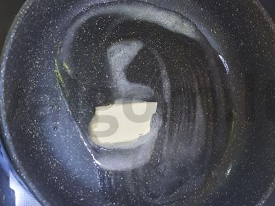 Makaronai su svogūnais, pomidorais ir sūriu pietums Žingsnis 3