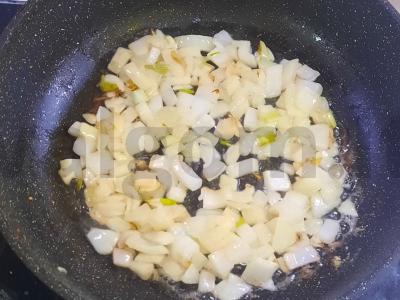 Makaronai su svogūnais, pomidorais ir sūriu pietums Žingsnis 4