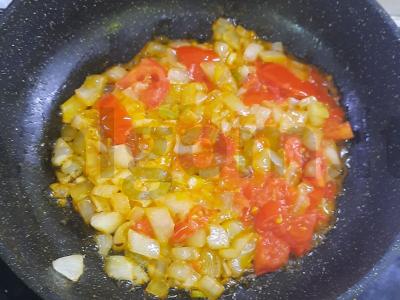 Makaronai su svogūnais, pomidorais ir sūriu pietums Žingsnis 6