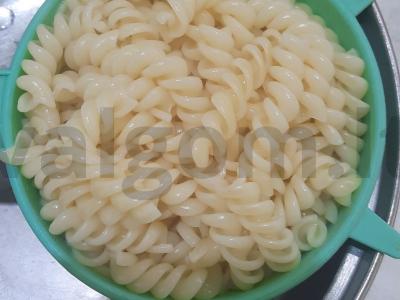 Makaronai su svogūnais, pomidorais ir sūriu pietums Žingsnis 7