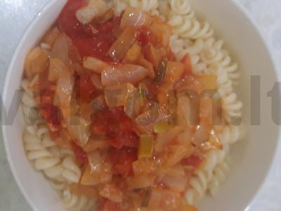 Makaronai su svogūnais, pomidorais ir sūriu pietums Žingsnis 9